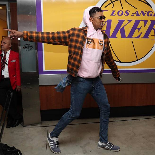 随即以一脚 随即以一脚